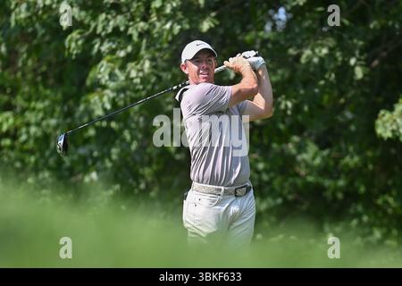 Cromwell, Connecticut, USA. Juni 2025. Rory McIlroy trifft seinen Abschlag auf das 12. Loch während der zweiten Runde der Travelers Golf Championship in Cromwell, Connecticut. Gregory Vasil/CSM/Alamy Live News Stockfoto