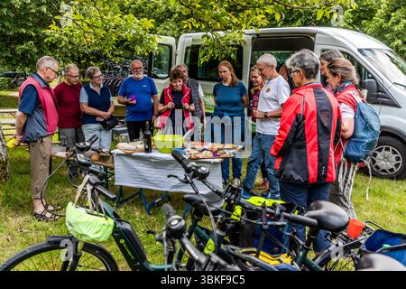 Nach der Hälfte des Tages können sich die Teilnehmer der von die Landpartie organisierten Radtour auf ein Picknick mit lokalen Spezialitäten aus der Charente freuen. Rue de la Belle au Bois Dormant, Saint-Porchaire, Nouvelle-Aquitaine, Frankreich Stockfoto