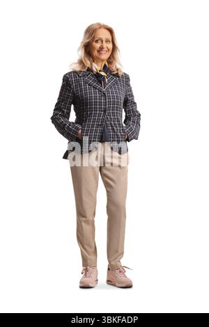 Porträt einer Frau mittleren Alters, die auf weißem Hintergrund lächelt und posiert Stockfoto