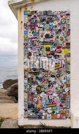Halifax, NS - 20. Mai 2025: Muster vieler Plakate und Aufkleber, die am Rahmen des Leuchtturms Peggys Cove in der Nähe von Halifax angebracht wurden Stockfoto