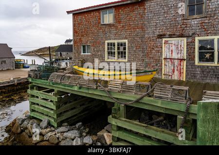 Traditionelle Hummertöpfe zum Fischen am Pier in Peggys Cove in der Nähe von Halifax in Nova Scotia, Kanada Stockfoto