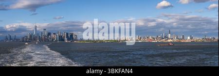 Breites Panorama von New York City und Brooklyn mit Red Hook vom Hudson River aus gesehen vom abfahrenden Kreuzfahrtschiff Stockfoto