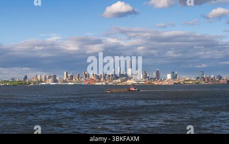 Breites Panorama von New York City und Brooklyn mit Red Hook vom Hudson River aus gesehen vom abfahrenden Kreuzfahrtschiff Stockfoto