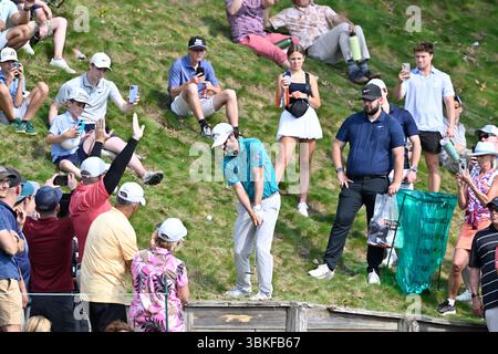 Cromwell CT, USA. Juni 2025. Adam Hadwin aus Abbotsford British Columbia, Kanada, schlägt seinen Ball von einem Hügel entlang des 15. Green während der zweiten Runde des PGA Travelers Championship Golfturniers, das in den TPC River Highlands in Cromwell CT ausgetragen wird. Eric Canha/Cal Sport Media/Alamy Live News Stockfoto