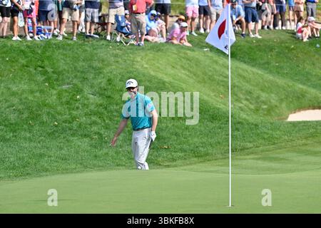 Cromwell CT, USA. Juni 2025. Adam Hadwin aus Abbotsford, British Columbia, Kanada, beobachtet, wie sein Ball aus dem 15. Grün in der zweiten Runde des PGA Travelers Championship-Golfturniers in den TPC River Highlands in Cromwell CT auf ihn zuschlägt. Eric Canha/Cal Sport Media/Alamy Live News Stockfoto