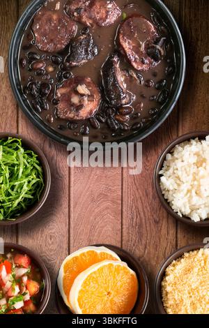 Traditionelle brasilianische Feijoada-Mahlzeit. Draufsicht. Stockfoto