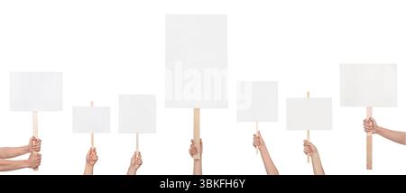 Gruppe von Leuten mit leeren Schildern auf weißem Hintergrund, Nahaufnahme. Modell für Design Stockfoto