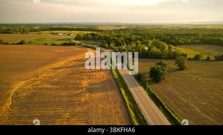 Luftaufnahme von Straßen, Ackerland und landschaftlich reizvollen Landschaften an der Lower Base und der Trafalgar Road, Ontario. Stockfoto