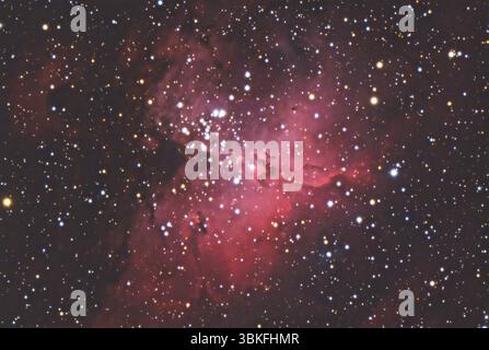 Der Adlernebel (Messier 16, NGC 6611) ist ein junger offener Sternhaufen im Sternbild Serpens. Sternkarte Nachthimmel Hintergründe Stockfoto