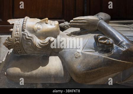 Nahaufnahme des Steinsarkophags des Wikinger Rollo (ca. 835/870-933), Graf von Rouen und erster Herrscher der Normandie in der Kathedrale von Rouen, Frankreich Stockfoto