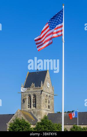 Das D-Day Fallschirmdenkmal des Zweiten Weltkriegs in Sainte-Mere-Eglise (Manche) in der Normandie, Frankreich Stockfoto