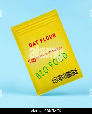 Haferkleiemehl. Glutenfreies Vollkornmehl. Fein gemahlener Hafer, der für Textur und Geschmack beim glutenfreien Backen verwendet wird. Stockfoto