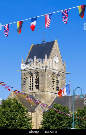 Das D-Day Fallschirmdenkmal des Zweiten Weltkriegs in Sainte-Mere-Eglise (Manche) in der Normandie, Frankreich Stockfoto