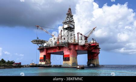 Foto des schwimmenden „La Muralla“, einem großen Stück Offshore-Bohrausrüstung direkt neben dem Strand und der Küste in der Karibik in Curaao. Stockfoto