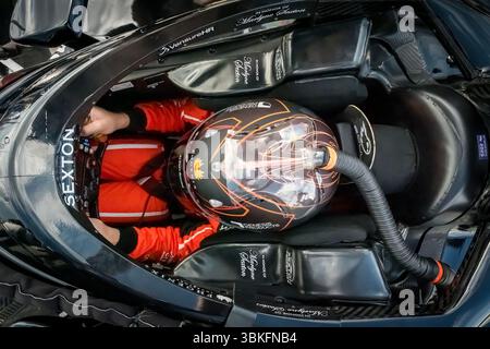 Der Fahrer DER NTT INDYCAR-SERIE, SANTINO FERRUCCI (14) (USA) aus Woodbury, Conneticut, schnallt sich ins Cockpit, bevor er für den XPEL Grand Prix auf der Road America in Elkhart Lake WI trainieren kann. Stockfoto