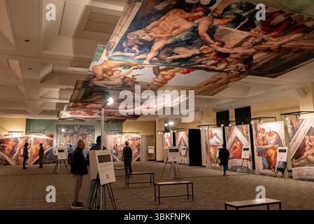 San Francisco, USA. Juni 2025. Die Ausstellung „Michelangelo’s Sixtine Chapel: The Experience“ wird am 21. Juni für drei Monate in der St. Mary’s Cathedral (1111 Gough Street, San Francisco) für die Öffentlichkeit geöffnet. Die Besucher sind von Kunstwerken umgeben, darunter Tafeln an der Decke. Die Ausstellung ermöglicht es Besuchern, Michelangelos Meisterwerke aus nächster Nähe von der Sixtinischen Kapelle des Vatikans zu betrachten. Die Deckenfresken wurden mit Hilfe von lizenzierter High-Definition-Fotografie und einer innovativen Drucktechnik in ihren ursprünglichen Dimensionen nachgebildet. Quelle: Shelly Rivoli/Alamy Stockfoto