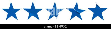 Ein Satz blauer, sternförmiger Papieraufkleber, isoliert auf weißem Hintergrund. Stockfoto