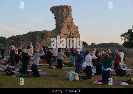 Hadleigh Essex, Großbritannien. Juni 2025. Ein Yoga-Kurs begrüßt The Dawn bei Sonnenaufgängen an der Sommersonnenwende im Hadleigh Castle in Essex, Großbritannien. Die aktuelle Hitzewelle wird voraussichtlich heute (21. Juni 25) ihren Höhepunkt erreichen, wobei die Temperaturen voraussichtlich 34 °C erreichen werden Quelle: MARTIN DALTON/Alamy Live News Stockfoto