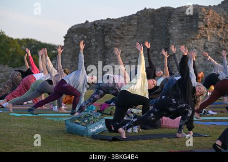 Hadleigh Essex, Großbritannien. Juni 2025. Ein Yoga-Kurs begrüßt The Dawn bei Sonnenaufgängen an der Sommersonnenwende im Hadleigh Castle in Essex, Großbritannien. Die aktuelle Hitzewelle wird voraussichtlich heute (21. Juni 25) ihren Höhepunkt erreichen, wobei die Temperaturen voraussichtlich 34 °C erreichen werden Quelle: MARTIN DALTON/Alamy Live News Stockfoto