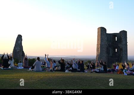 Sommersonnenwende Essex Ein Yoga-Kurs begrüßt die Dämmerung bei Sonnenaufgang auf der Sommersonnenwende im Hadleigh Castle in Essex, Großbritannien. Die aktuelle Hitzewelle wird am 21. Juni 25 voraussichtlich ihren Höhepunkt erreichen, wobei die Temperaturen voraussichtlich 34 °C erreichen werden Essex Hadleigh Castle UK Copyright: XMartinxDaltonx Solstice Essex 210625 MD 131 Stockfoto