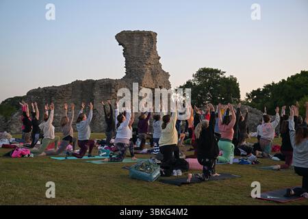 Sommersonnenwende Essex Ein Yoga-Kurs begrüßt die Dämmerung bei Sonnenaufgang auf der Sommersonnenwende im Hadleigh Castle in Essex, Großbritannien. Die aktuelle Hitzewelle wird am 21. Juni 25 voraussichtlich ihren Höhepunkt erreichen, wobei die Temperaturen voraussichtlich 34 °C erreichen werden Essex Hadleigh Castle UK Copyright: XMartinxDaltonx Solstice Essex 210625 MD 181 Stockfoto