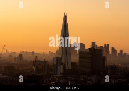 Während der Sommersonnenwende, dem längsten Tag des Jahres, geht die Sonne über The Shard in London auf. Bilddatum: Samstag, 21. Juni 2025. Stockfoto