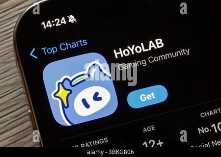 OSTRAVA, TSCHECHIEN - 23. NOVEMBER 2024: App Store mit HoYoLab Gaming Group Chat-Anwendung wird installiert Stockfoto