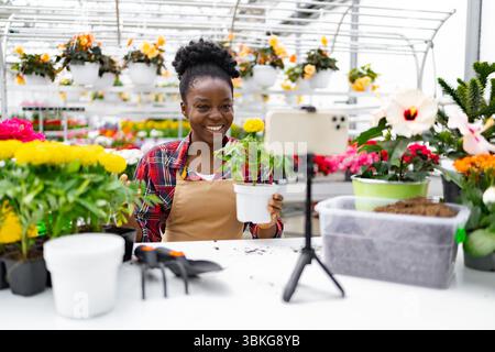 Frau Filmt Ein Gartenvideo Stockfoto