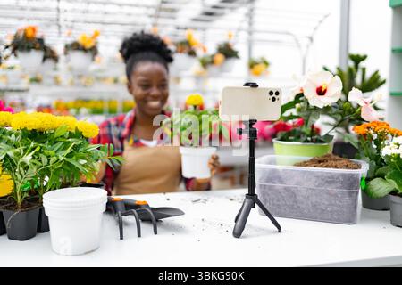 Frau Vlogging in einem Gewächshaus Stockfoto