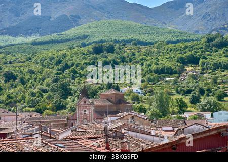 Die Kirche San Juan Bautista in Hervas erhebt sich zwischen einem Meer aus gekachelten Dächern von ​​reddish und hebt ihre traditionelle Architektur und ihren Glockenturm hervor Stockfoto