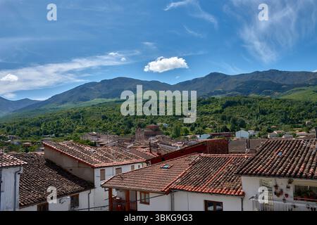 Die Kirche San Juan Bautista in Hervas erhebt sich zwischen einem Meer aus gekachelten Dächern von ​​reddish und hebt ihre traditionelle Architektur und ihren Glockenturm hervor Stockfoto