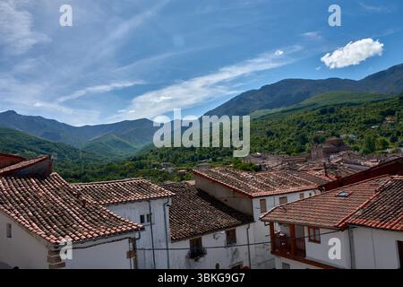 Die Kirche San Juan Bautista in Hervas erhebt sich zwischen einem Meer aus gekachelten Dächern von ​​reddish und hebt ihre traditionelle Architektur und ihren Glockenturm hervor Stockfoto
