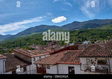 Die Kirche San Juan Bautista in Hervas erhebt sich zwischen einem Meer aus gekachelten Dächern von ​​reddish und hebt ihre traditionelle Architektur und ihren Glockenturm hervor Stockfoto
