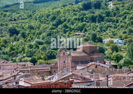 Die Kirche San Juan Bautista in Hervas erhebt sich zwischen einem Meer aus gekachelten Dächern von ​​reddish und hebt ihre traditionelle Architektur und ihren Glockenturm hervor Stockfoto