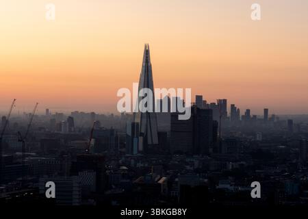 Während der Sommersonnenwende, dem längsten Tag des Jahres, geht die Sonne über The Shard in London auf, von einer Schote auf dem London Eye aus gesehen. Bilddatum: Samstag, 21. Juni 2025. Stockfoto