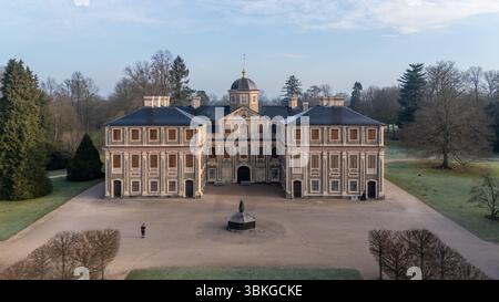 Blick aus der Vogelperspektive auf ein großes historisches Herrenhaus von Schloss Favborite in Rastatt mit symmetrischer Architektur, umgeben von Bäumen und einem großen Innenhof Stockfoto