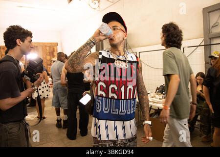 Sfera Ebbasta (Trinkwasser) nimmt an der PDF-Modenschau während der Mailänder Herrenmode Frühjahr/Sommer 2026 Fashion Week am 20. Juni 2025 in Mailand Teil Stockfoto