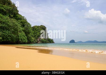 Leerer Strand mit tropischen Pflanzen, Blick auf die Sand- und Felsinseln. Hintergrund für Reisen und Entspannung in der paradiesischen Natur Stockfoto