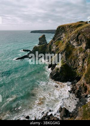 Die dramatische Sommerküstenlandschaft von Carnewas und Bedruthan an der nördlichen Küste Cornwalls zwischen Padstow und Newquay in Cornwall, England, Großbritannien Stockfoto