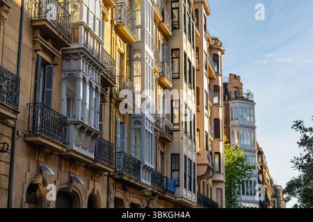Fassaden von Herrenhäusern an der Promenade der Küstenstadt San Sebastian im Baskenland Stockfoto