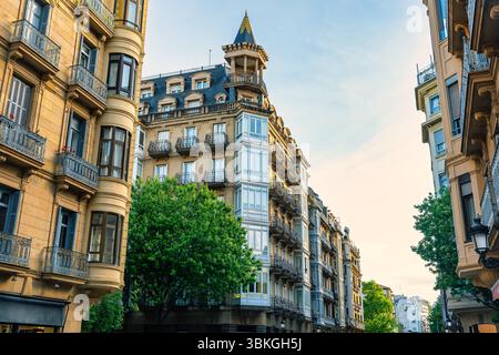 Fassaden von Herrenhäusern an der Promenade der Küstenstadt San Sebastian im Baskenland Stockfoto
