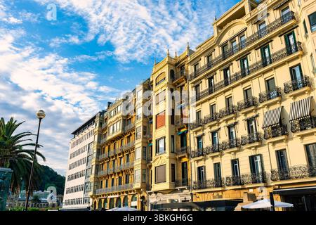 Fassaden von Herrenhäusern an der Promenade der Küstenstadt San Sebastian im Baskenland. Stockfoto