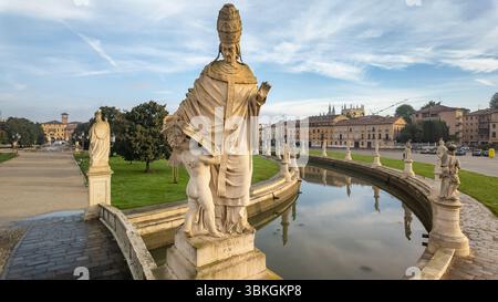 Historische Statuen säumen den Kanal am Prato della Valle bei Sonnenaufgang, Padua, Italien Stockfoto