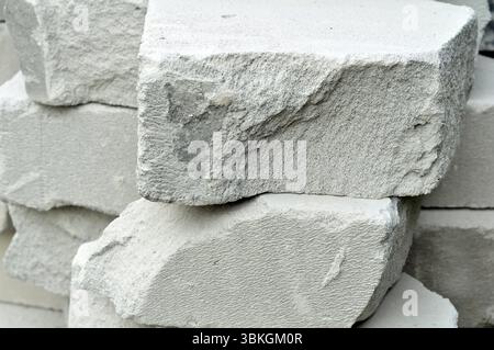 Nahaufnahme von weißen leichten Betonziegeln Stockfoto