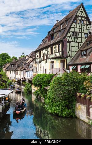 Blick auf den Lauch und die Gebäude des Fachwerkviertels „Little Venice“ von der Traenkbrücke in Colmar, Elsass, Frankreich Stockfoto