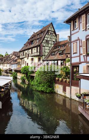 Blick auf den Lauch und die Gebäude des Fachwerkviertels „Little Venice“ von der Traenkbrücke in Colmar, Elsass, Frankreich Stockfoto