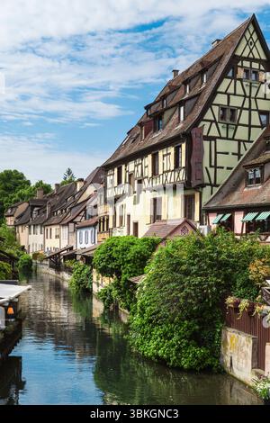 Blick auf den Lauch und die Gebäude des Fachwerkviertels „Little Venice“ von der Traenkbrücke in Colmar, Elsass, Frankreich Stockfoto