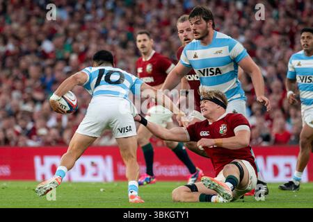 Irland. Juni 2025. Tomas Albronoz aus Argentinien wurde am 20. Juni 2025 von Henry Pollock aus Lions im Lions 1888 Cup zwischen den British & Irish Lions und Argentinien im Aviva Stadium in Dublin (Irland) eingenommen (Foto: Andrew SURMA/ Credit: SIPA USA/Alamy Live News Stockfoto