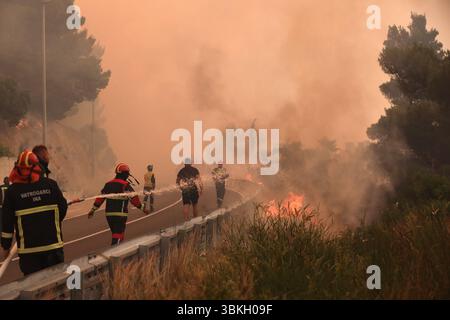 (250621) -- PISAK, 21. Juni 2025 (Xinhua) -- Feuerwehrleute sprühen Wasser, um das Feuer in Pisak, Kroatien, am 21. Juni 2025 zu löschen. (Ivo Cagalj/PIXSELL über Xinhua) Stockfoto