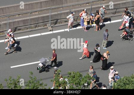 Amsterdam, Niederlande. Juni 2025. AMSTERDAM, NIEDERLANDE - 21. JUNI: Am 21. JUNI 2025 in Amsterdam, Niederlande, nehmen die Menschen am Highway Festival an der Autobahn A10 Teil, wo die Temperaturen auf 30 Grad anstiegen. Das Festival OP de Ring findet auf der Autobahn A10 statt, die wegen dieser historischen Veranstaltung am Wochenende zum 750-jährigen Bestehen der Stadt vorübergehend gesperrt ist. (Foto von Paulo Amorim/SIPA USA) Credit: SIPA USA/Alamy Live News Stockfoto